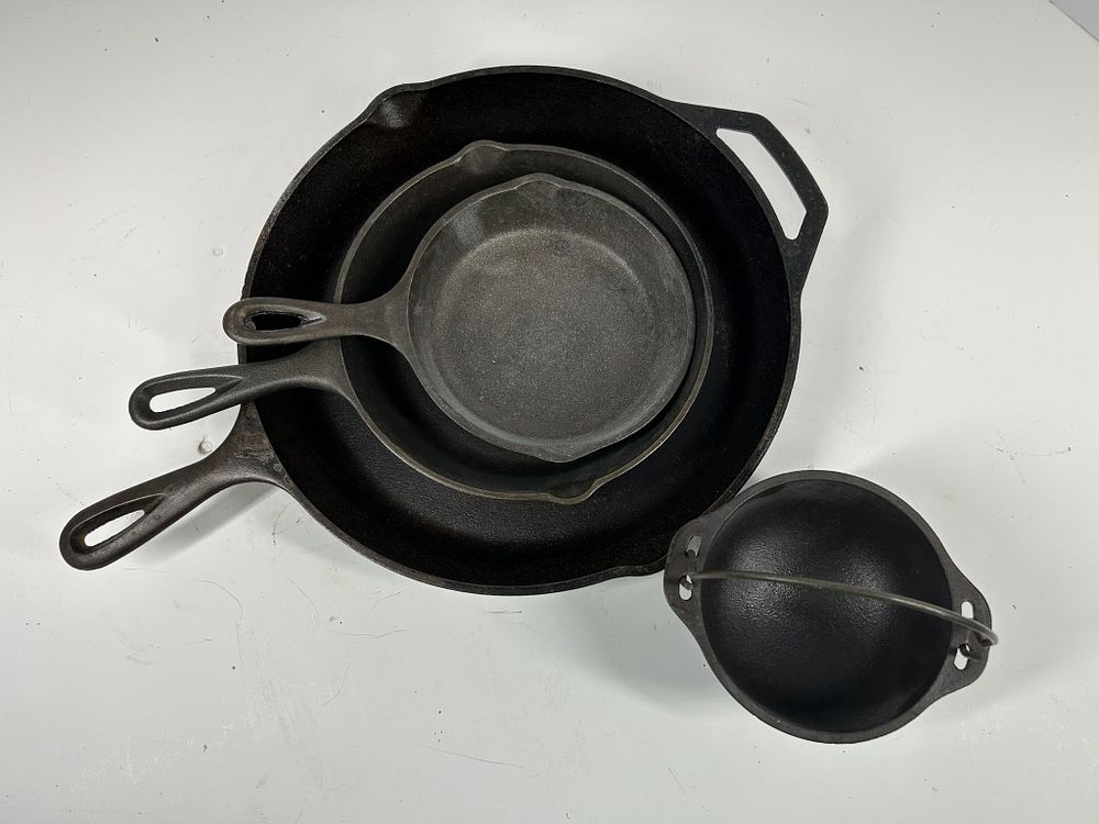 Lot 184: LODGE SKILLETS