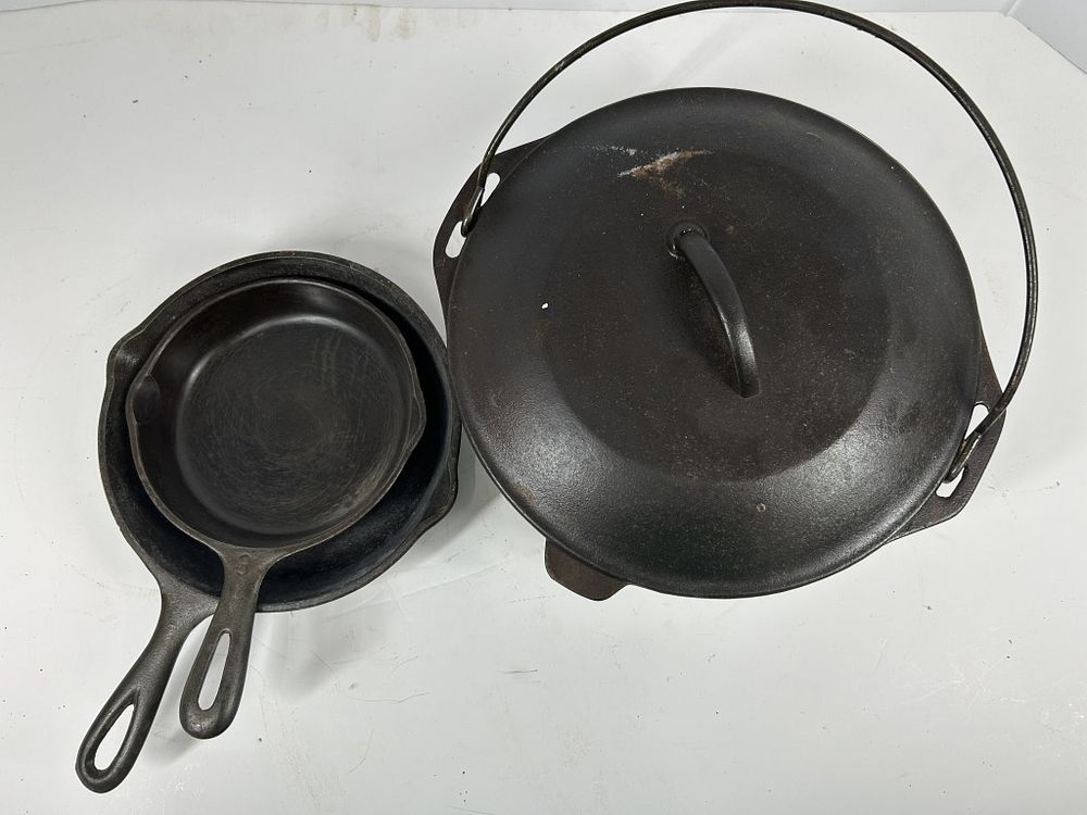 Lot 185: CAST IRON DUTCH OVEN