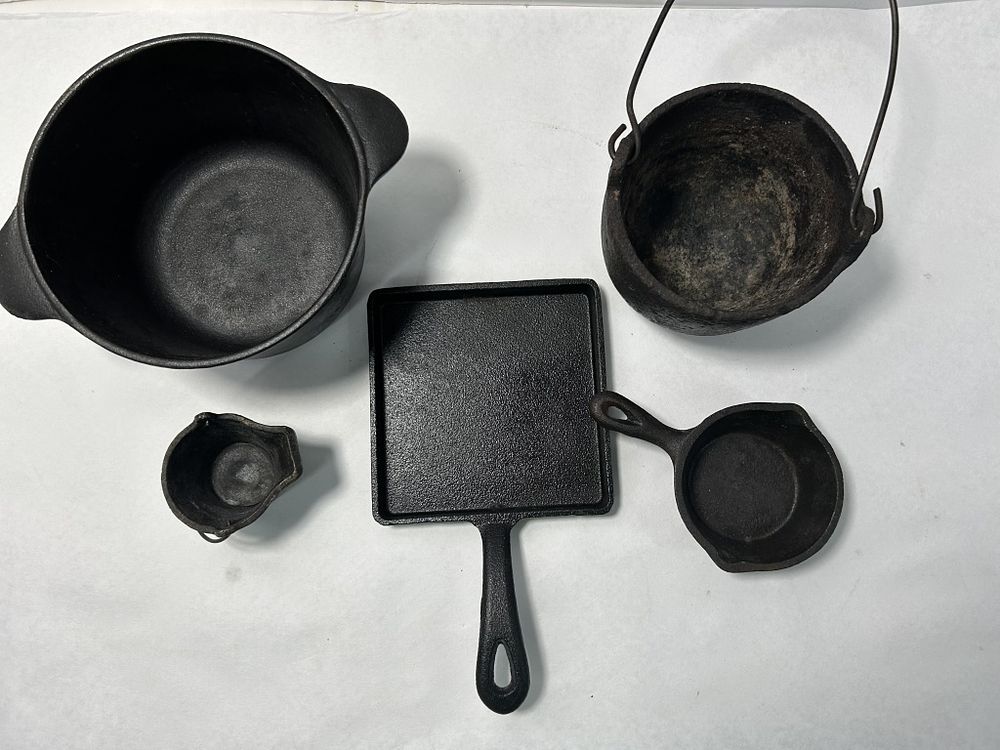 Lot 189: MINIATURE CAST IRON SKILLET AND PAIL