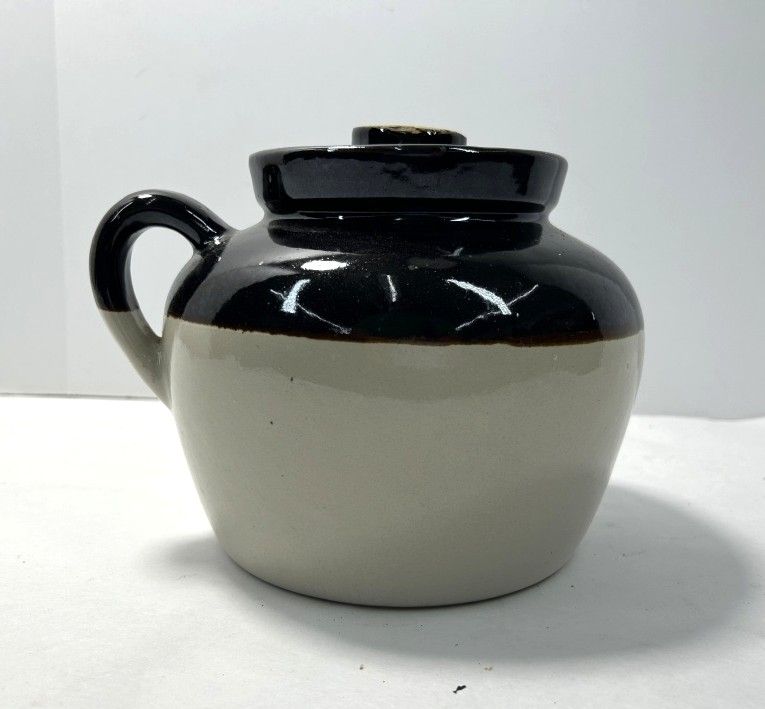 Lot 192: VINTAGE STONEWARE BEAN POT