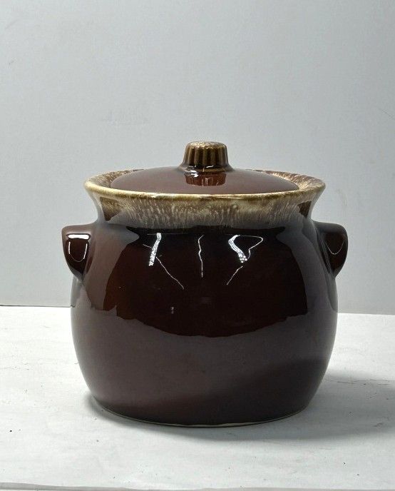 Lot 197: HULL POTTERY BEAN POT