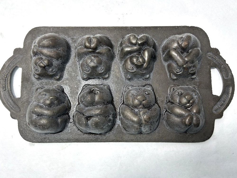Lot 209: CAST IRON TEDDY BEAR PAN