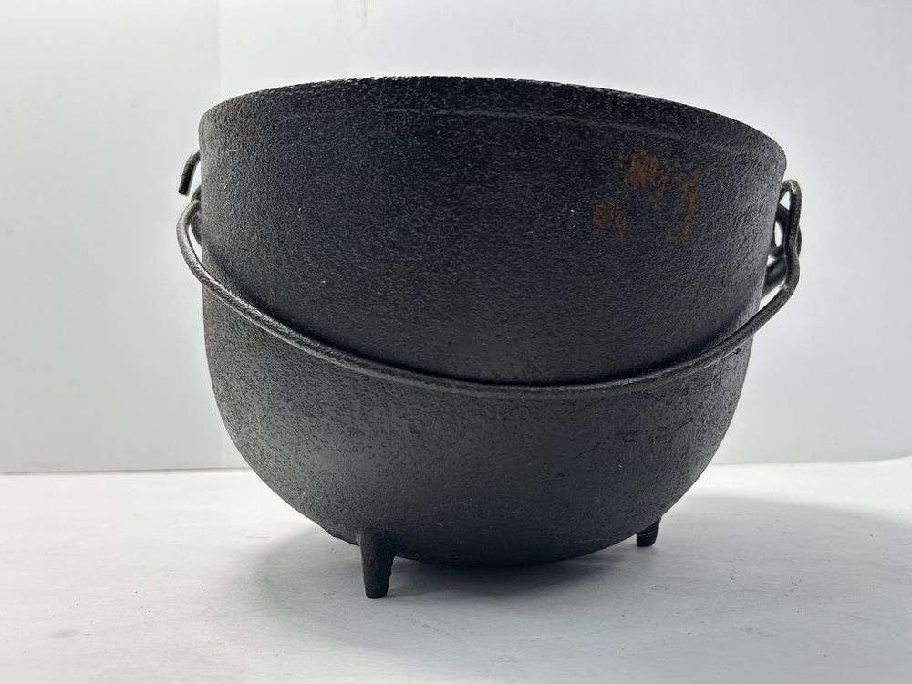 Lot 210: VINTAGE CAULDRON