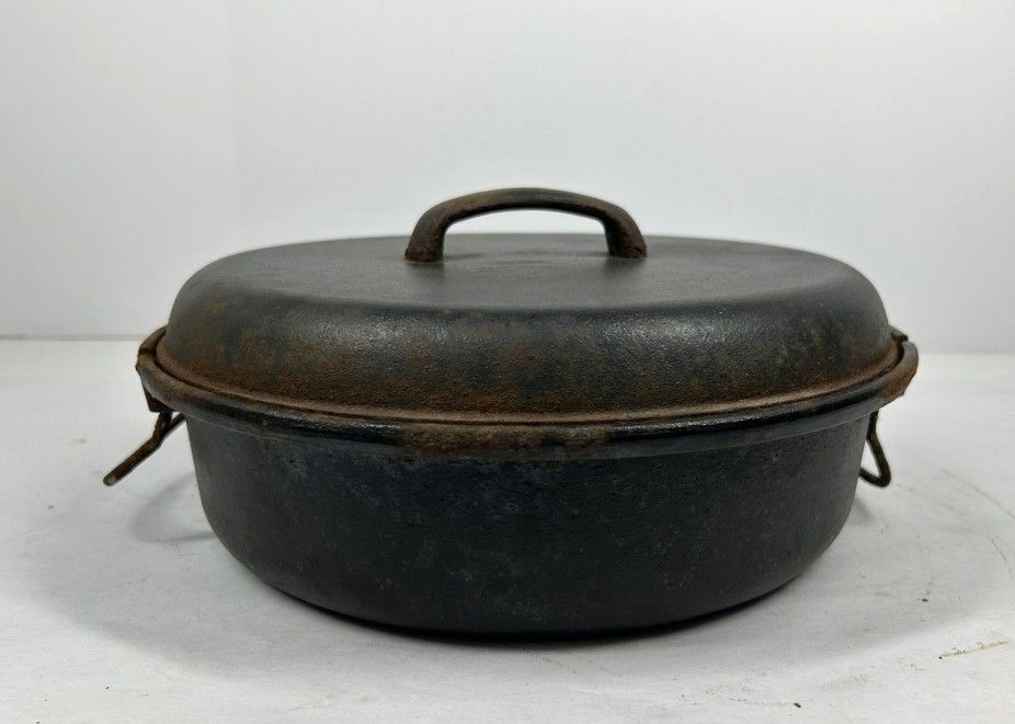 Lot 222: CAST IRON DUTCH OVEN