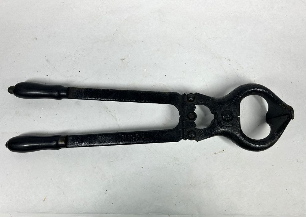 Lot 224: CAST IRON CASTRATION PLIER