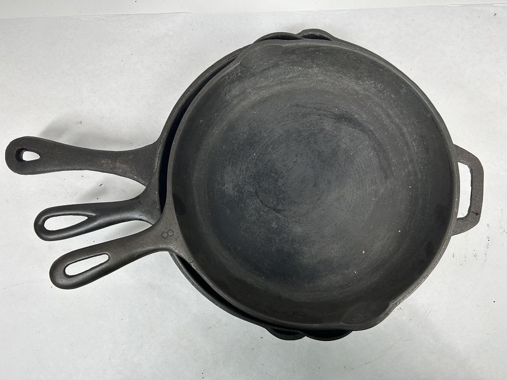 Lot 225: SET OF 3 CAST IRON SKILLETS