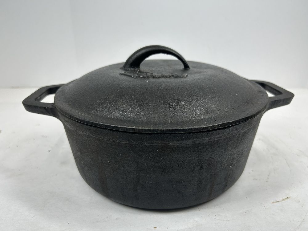 Lot 230: LODGE DUTCH OVEN