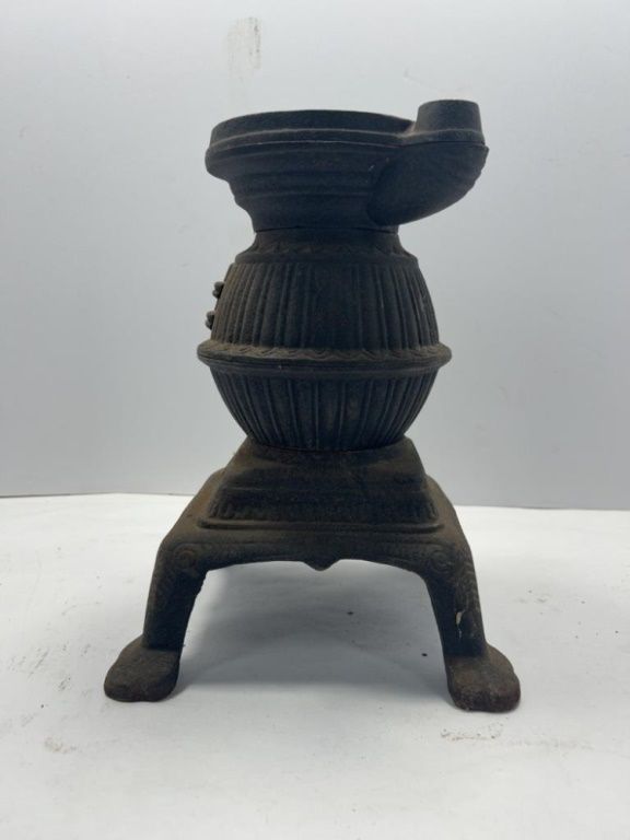 Lot 247: VINTAGE POTBELLY STOVE LAMP