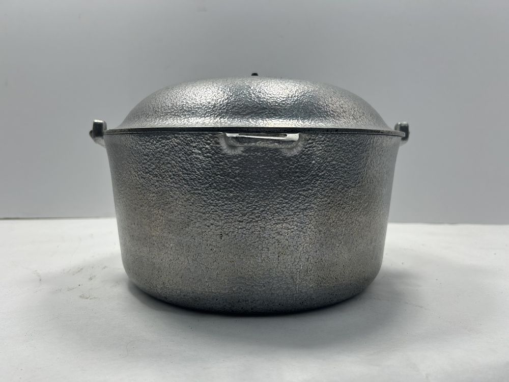 Lot 249: VINTAGE ALUMINUM HANNERCRAFT DUTCH OVEN