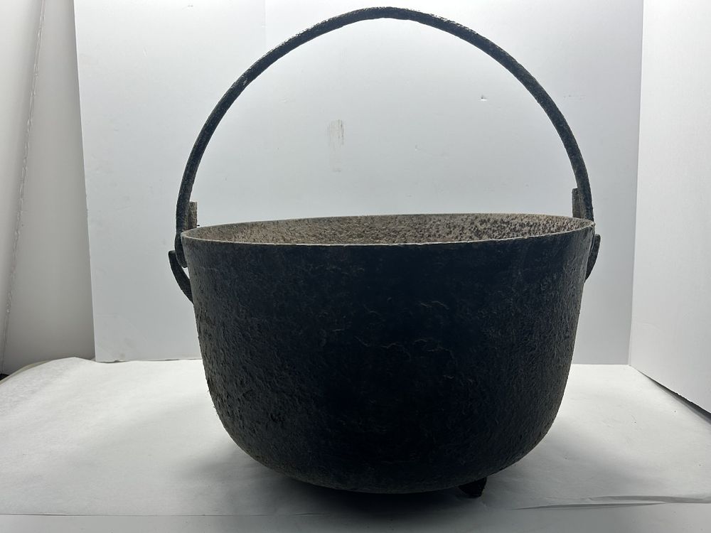 Lot 251: VINTAGE CAST IRON CAULDRON