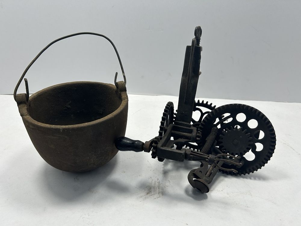 Lot 256: VINTAGE FOOD CHOPPER