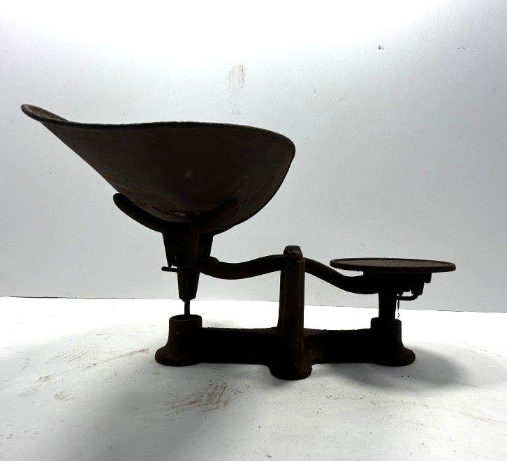 Lot 258: VINTAGE BALANCE SCALE