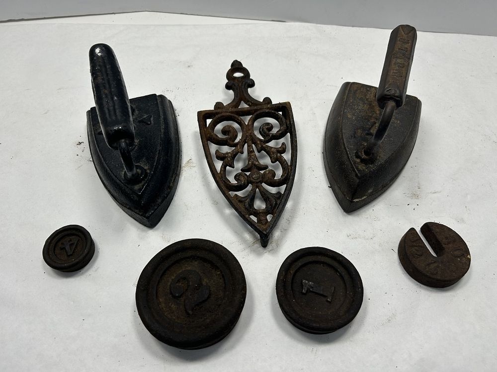 Lot 261: CAST IRON WEIGHTS