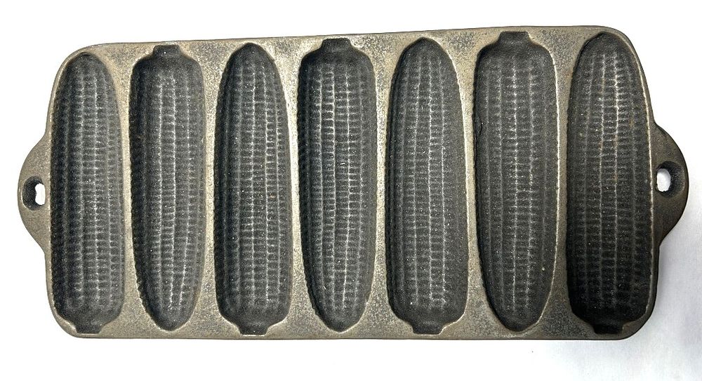 Lot 269: WAGNER WARE CAST IRON CORNBREAD PAN