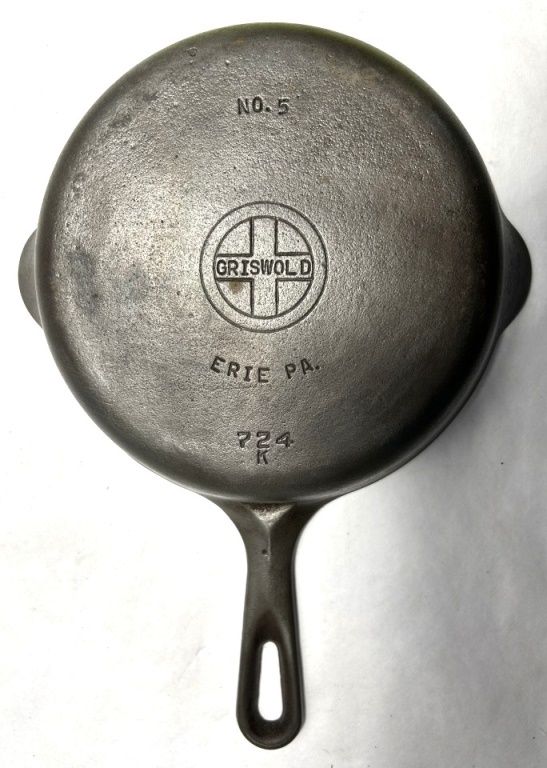 Lot 271: GRISWOLD N5 CAST IRON SKILLET