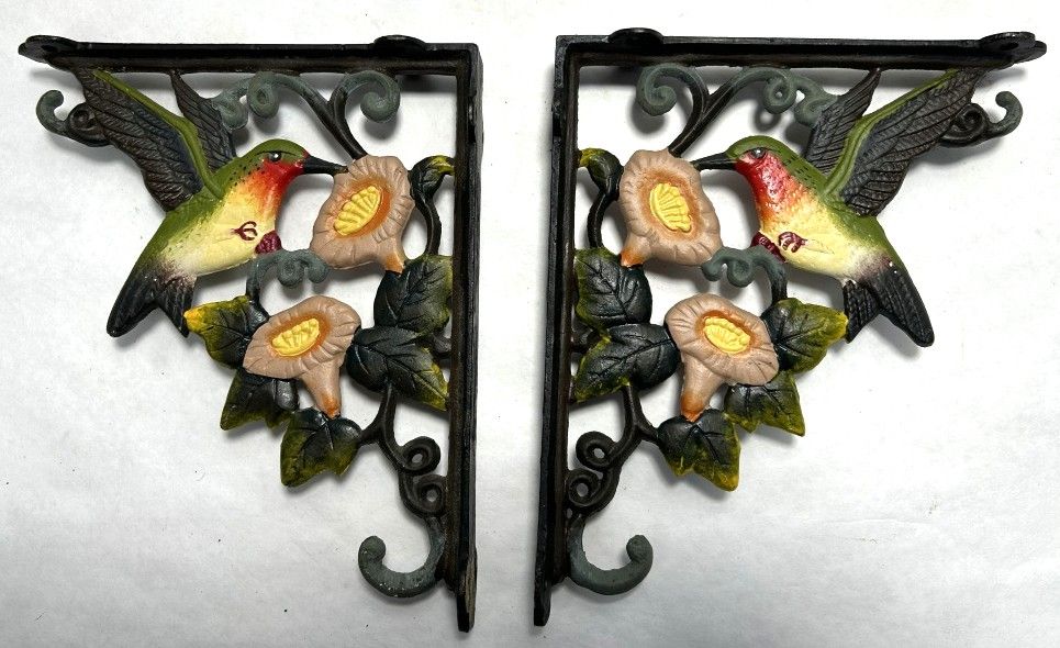 Lot 272: PAIR OF CAST IRON DECORATIVE WALL BRACKETS
