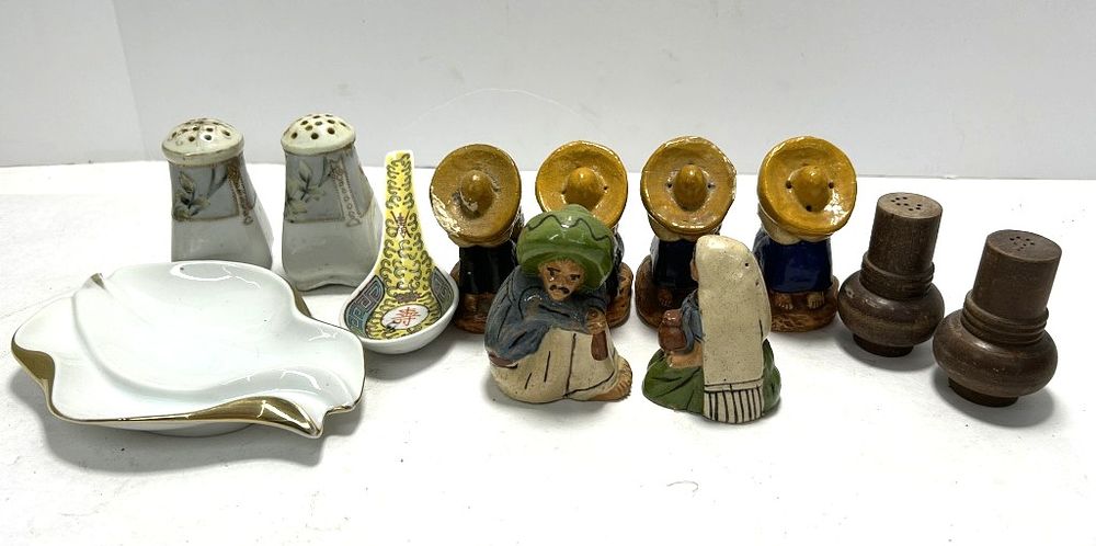 Lot 286: ANTIQUE SALT AND PEPPER SHAKERS