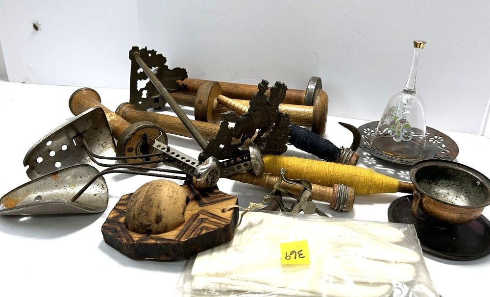 Lot 303: LARGE MISCELLANEOUS ANTIQUE LOT