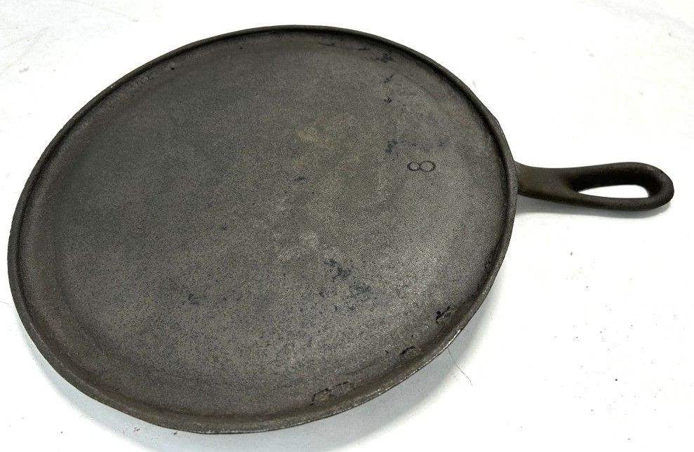 Lot 307: CAST IRON N8 FRYING SKILLET