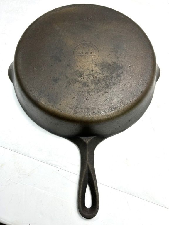 Lot 312: GRISWOLD N10 CAST IRON SKILLET