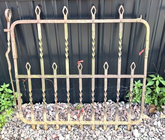 Lot 319: CAST IRON GATE