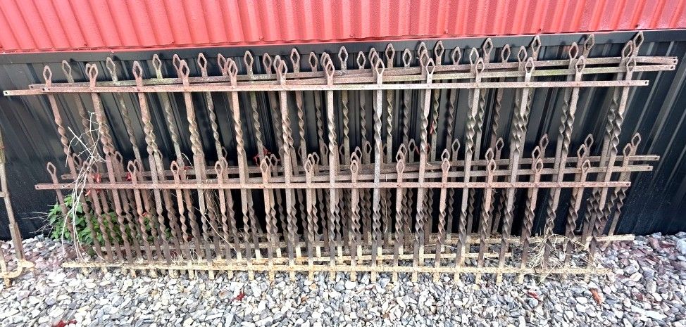Lot 320: CAST IRON FENCE