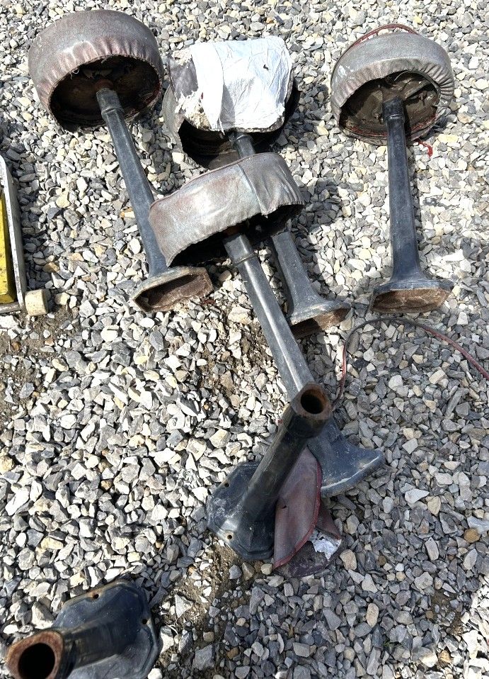 Lot 325: CAST IRON BOTTOM SEATS