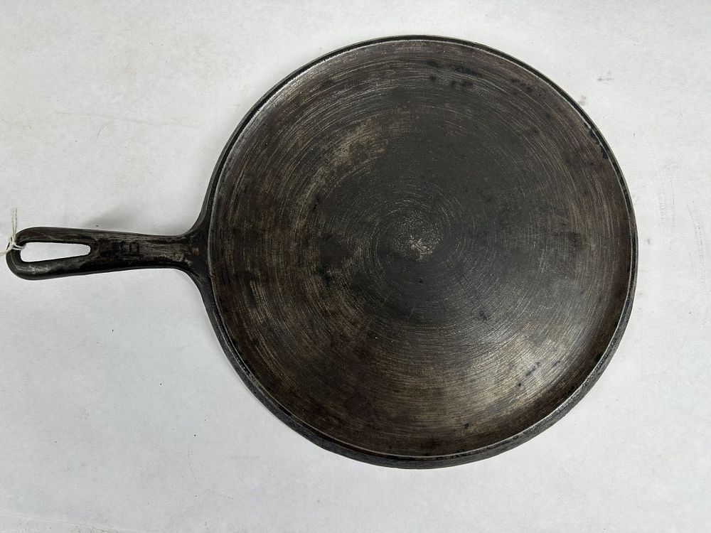 Lot 331: GRISWOLD NUMBER 9 HANDLE GRIDDLE
