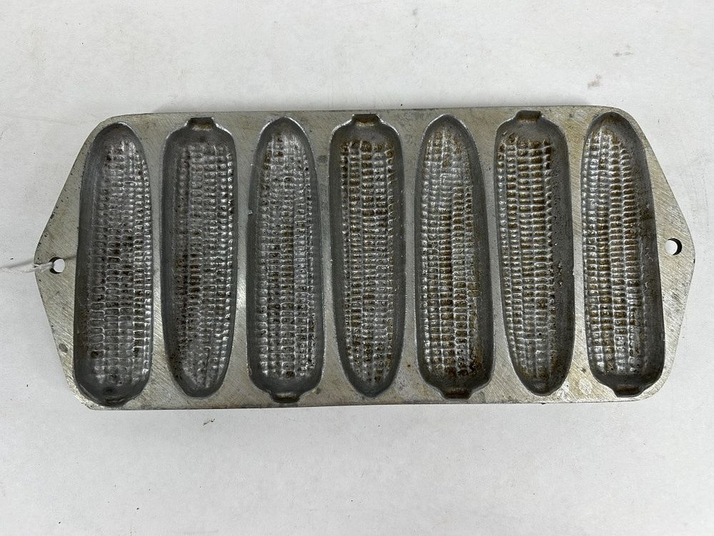 Lot 332: CAST IRON CORN MOLD