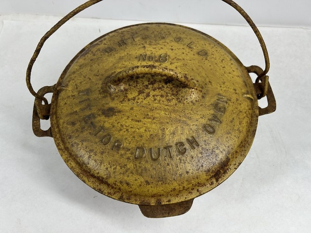 Lot 333: YELLOW GRISWOLD NUMBER 8 DUTCH OVEN