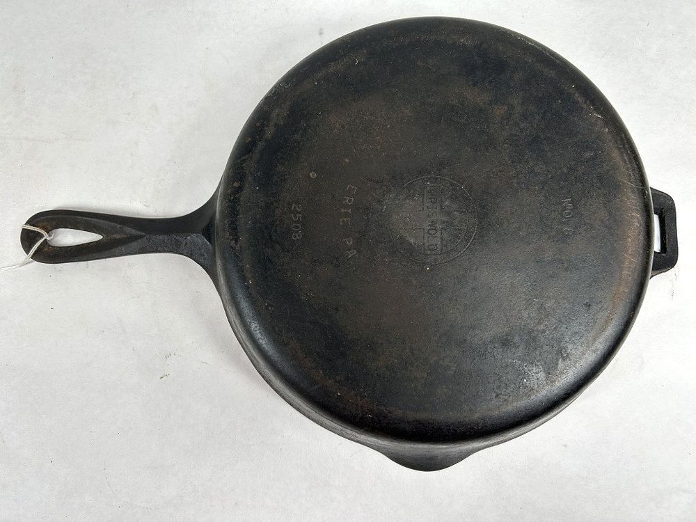 Lot 334: GRISWOLD NUMBER 8 CAST IRON SKILLET