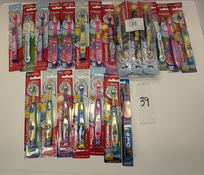KIDS TOOTHBRUSHES. 24 COUNT OF ASSORTED KIDS TOOTHBRUSHES COLGATE