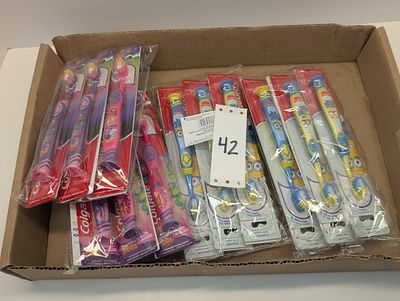 KIDS TOOTHBRUSHES. 24 COUNT OF ASSORTED KIDS TOOTHBRUSHES COLGATE