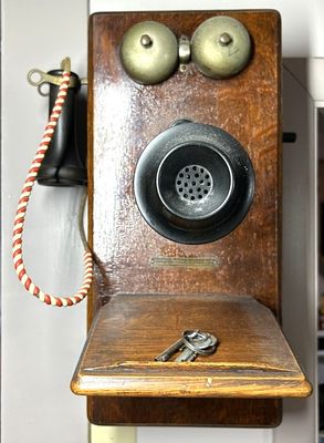 ANTIQUE STROMBERG CARLSON TELEPHONE, HAND CRANKED