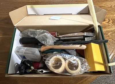 BOX OF HAND TOOLS/PAINT BRUSHES