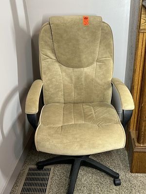 OFFICE CHAIR. ON WHEELS