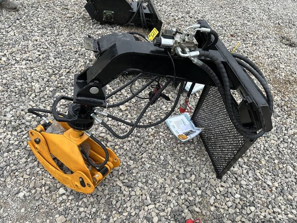 Lot 360: 2025 FUTURE SKID STEER MINI ROTATING GRAPPLE