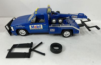 MOBIL COLLECTIBLE TOY TRUCK 1995. NOS 1/24 MOBIL COLLECTIBLE TOY TRUCK 1995 THIRD IN SERIES 
