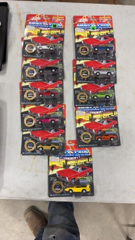 Lot 1080: JOHNNY LIGHTNING - MUSCLE CARS U.S.A.