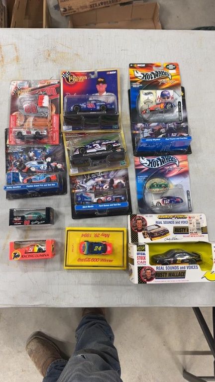Lot 1265: NASCAR - ASSORTED