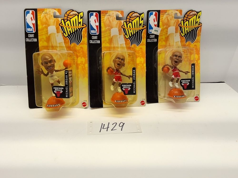 Lot 1429: SPORTS - BASKETBALL - BULLS