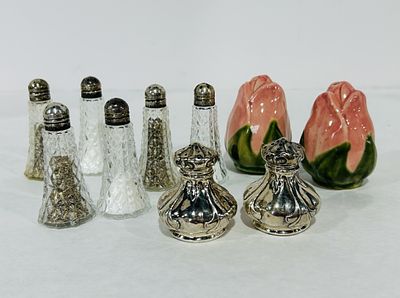 SALT AND PEPPER SHAKERS. LOT OF 5 SALT AND PEPPER SHAKER SETS