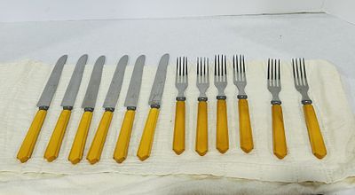 VINTAGE BUTTERSCOTCH BAKELITE FLATWARE. 12 PCS BAKELITE FLATWARE INCLUDING KNIVES AND FORKS