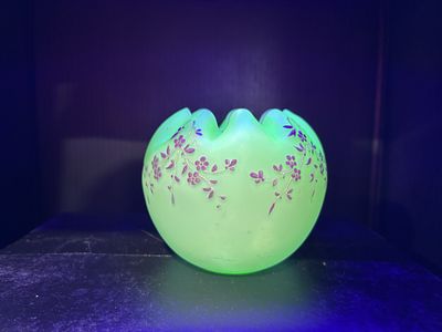 VINTAGE WILLOW GREEN ROSE BOWL. VINTAGE WILLOW GREEN ROSE OPALESCENT HAND PAINTED GLASS ROSE 