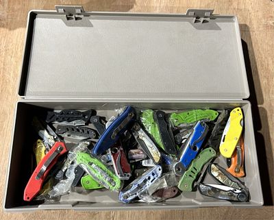 BOX OF POCKET KNIVES. APPROX 32 TOTAL