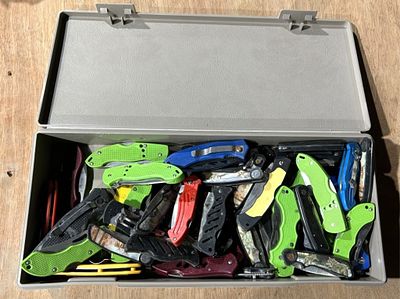BOX OF POCKET KNIVES. APPROX 50 TOTAL