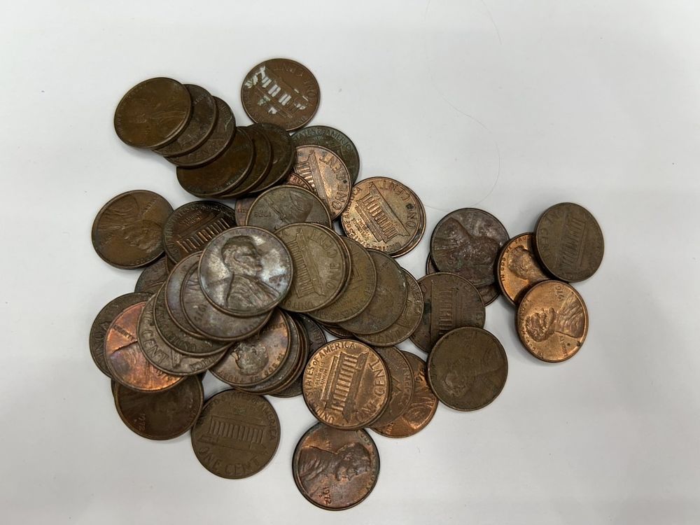 Lot 697: 1970S PENNIES