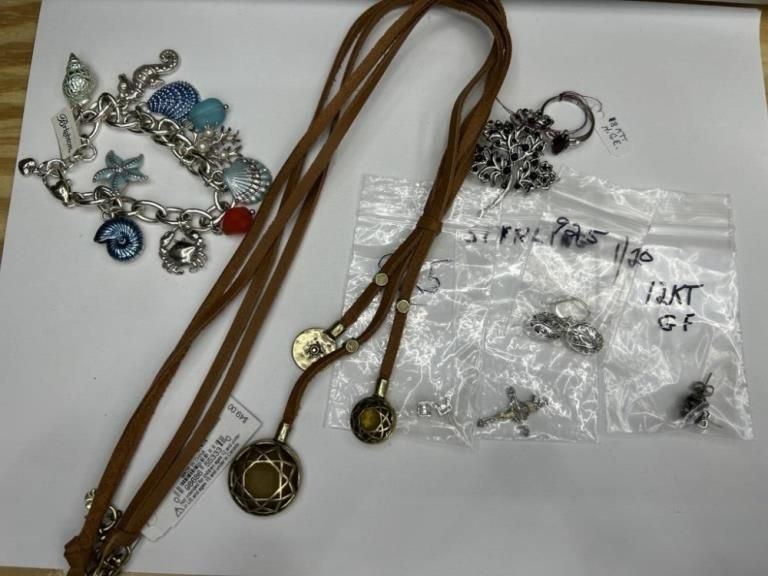 Lot 808: VINTAGE JEWELRY