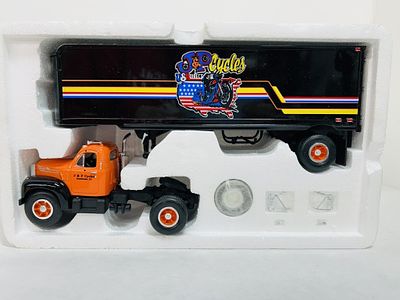 1/34 FIRST GEAR 1960 MODEL B-61 MACK J&P CYCLES. 1/34 DIE-CAST FIRST GEAR MODEL B-61 MACK 