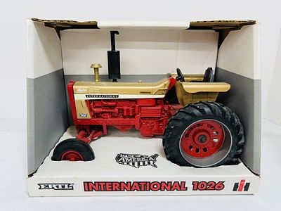 ERTL 1/16 INTERNATIONAL 1026 DEMONSTATOR. DIECAST MODEL #4653DA , STOCK #\2006